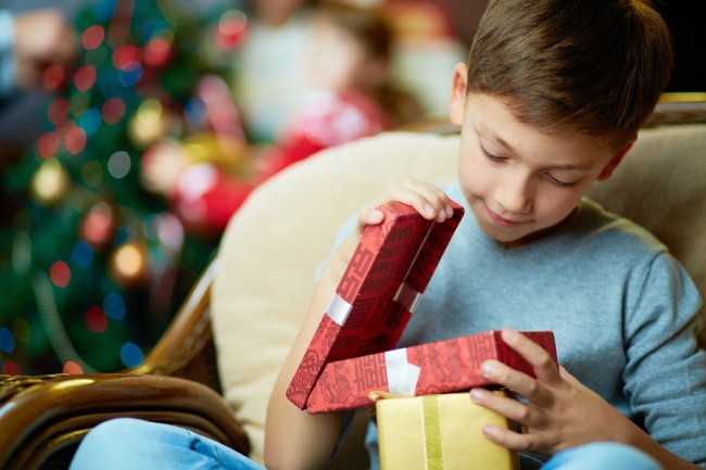 Abrir regalos puede provocar berrinches en los niños - CSC